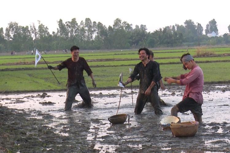 Thu vi Xuan Bac Minh Khang dua con di bua gieo ma-Hinh-13